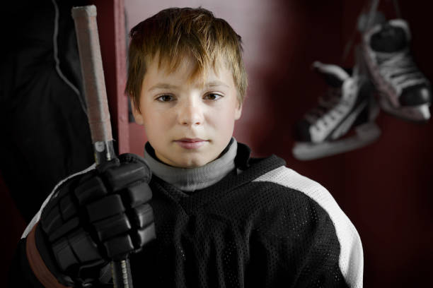 istock Youth Hockey Player in Dressing Room 171270094