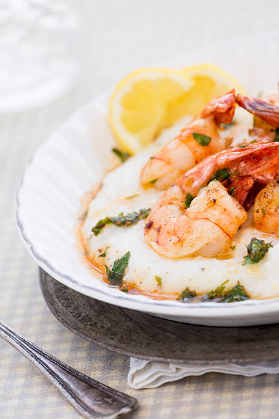 krewetki i grits - grits prepared shrimp restaurant food zdjęcia i obrazy z banku zdjęć