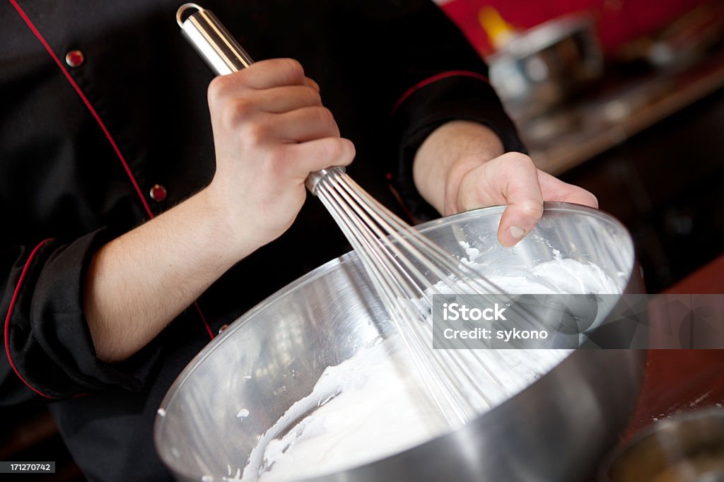 Chef prepara uma sobremesa - Foto de stock de Chef de cozinha royalty-free