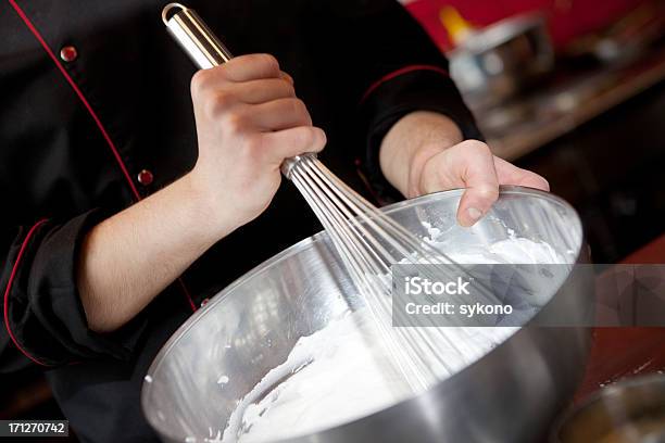 Foto de Chef Prepara Uma Sobremesa e mais fotos de stock de Chef de cozinha - Chef de cozinha, Homens, Sobremesa