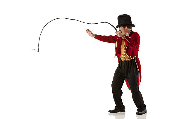 ring master performing mit peitsche - dompteur zirkus stock-fotos und bilder