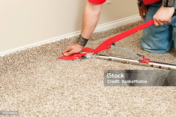 Instalador Utilizando Alfombra Extensor Nueva Dormitorio En El Piso Foto de stock y más banco de imágenes de Moqueta