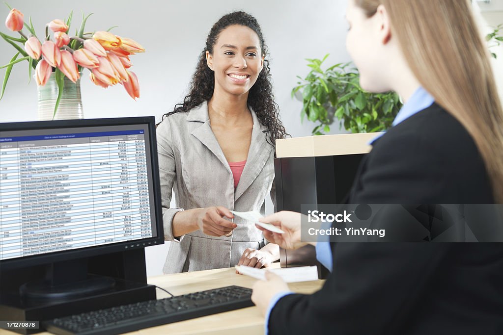 Caixa de Banco serviços bancários transação de balcão de atendimento ao cliente em loja - Foto de stock de Caixa de Banco royalty-free