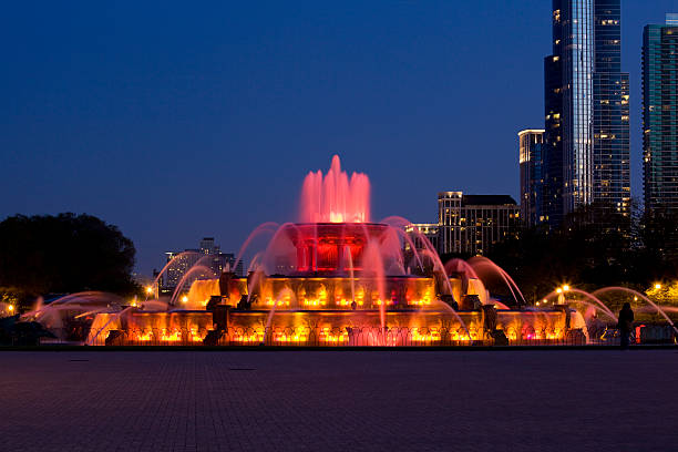 fontana di buckingham, chicago - chicago fountain skyline night foto e immagini stock