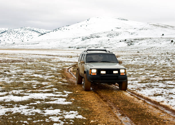 off-road - off road vehicle 4x4 snow driving foto e immagini stock