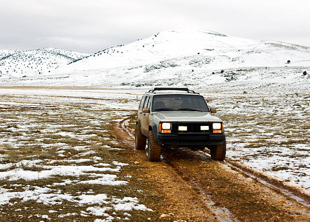 off-road - off road vehicle 4x4 snow driving - fotografias e filmes do acervo