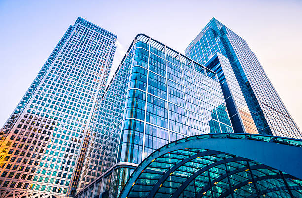 stazione della metropolitana di canary wharf contro i grattacieli, londra - canary wharf foto e immagini stock