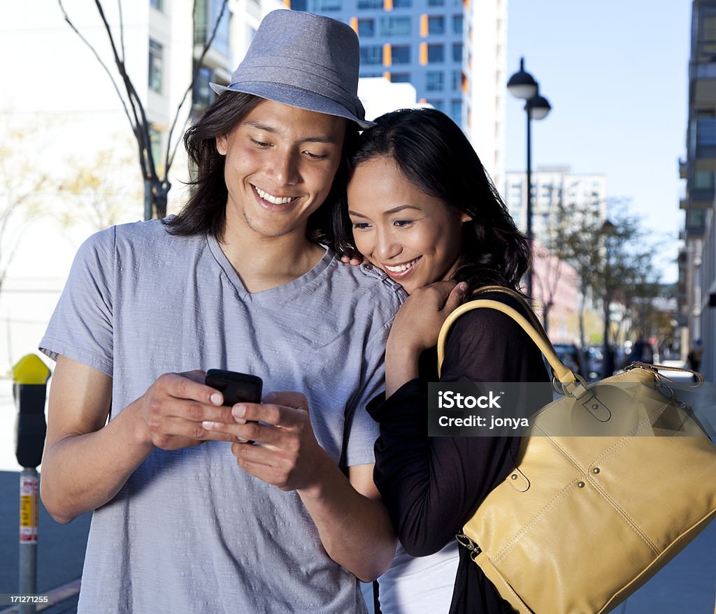 Heureux jeune couple sur téléphone mobile - Photo de Style de vie libre de droits