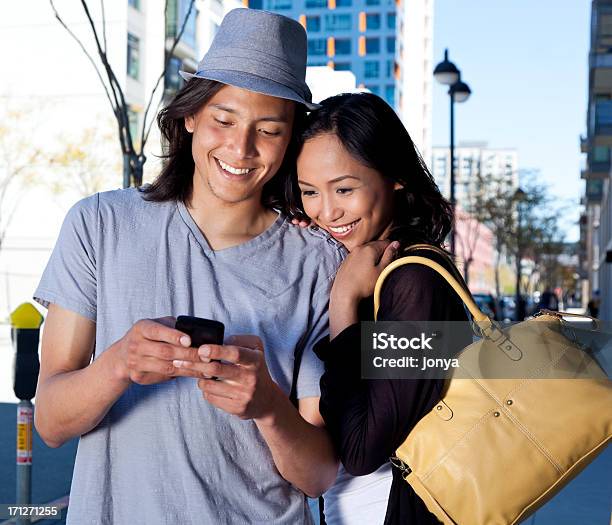 Felice Giovane Coppia Con Telefono Cellulare - Fotografie stock e altre immagini di Stili di vita - Stili di vita, San Francisco - California, Filippino