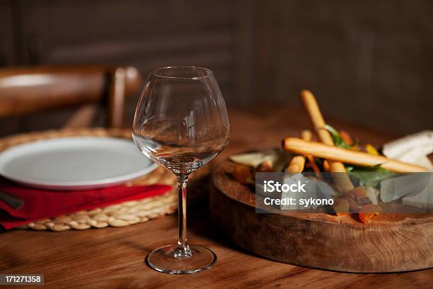 En El Elegante Restaurante De Inicio Foto de stock y más banco de imágenes de Bebida alcohólica - Bebida alcohólica, Sauternes - Localidad, Vino