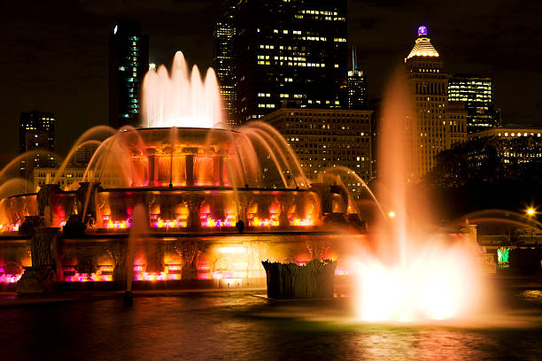 chicago buckingham fountain - chicago fountain skyline night - fotografias e filmes do acervo