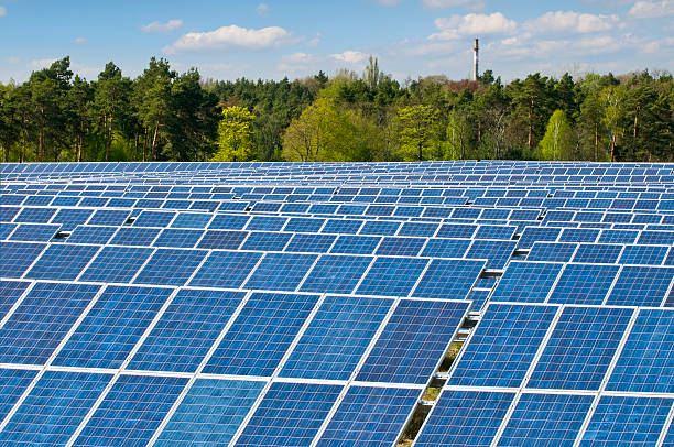 Campo de energía Solar, muchos módulos fotovoltaicos - foto de stock