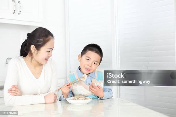 Mutter Und Sohn Essen Stockfoto und mehr Bilder von Essen - Mund benutzen - Essen - Mund benutzen, Familie, Kloß