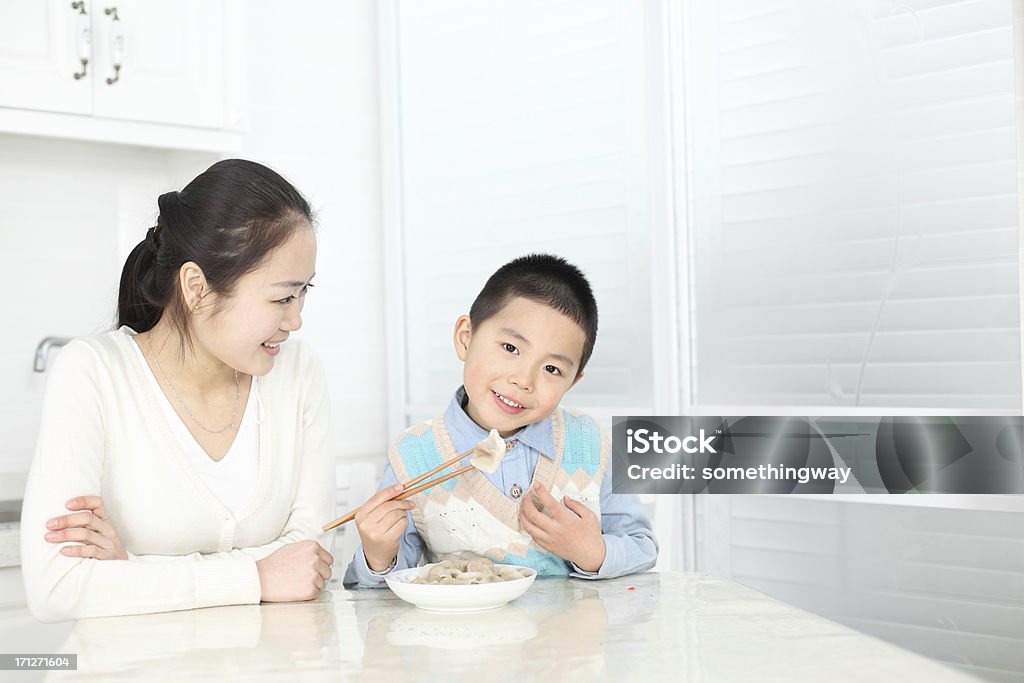Mãe e filho estão comendo - Foto de stock de Bolinho de Massa royalty-free