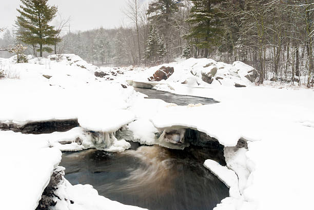 zima river - winter stream river snowing zdjęcia i obrazy z banku zdjęć