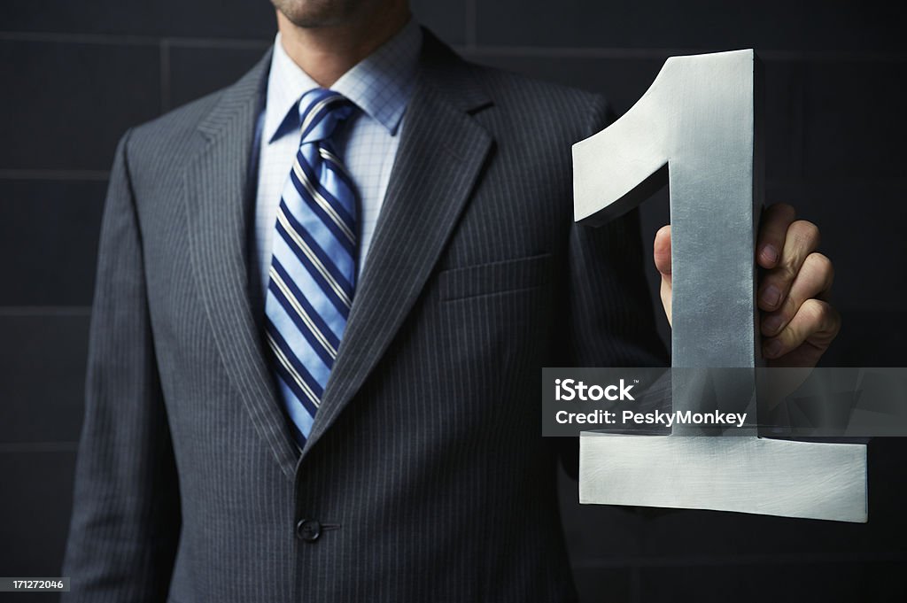 Glänzendes Silber Nummer ein Geschäftsmann dunklen Anzug Erfolg wird - Lizenzfrei Angeberei Stock-Foto