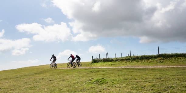 los ciclistas de montaña en una colina - south downs fotografías e imágenes de stock