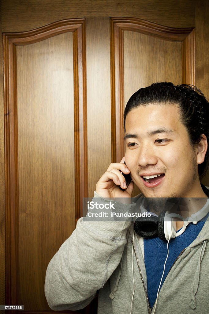 Asian jovem homem no telefone - Foto de stock de Adulto royalty-free