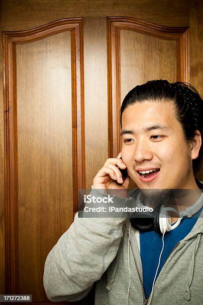 Foto de Asian Jovem Homem No Telefone e mais fotos de stock de Adulto - Adulto, Asiático e indiano, Atividade Recreativa