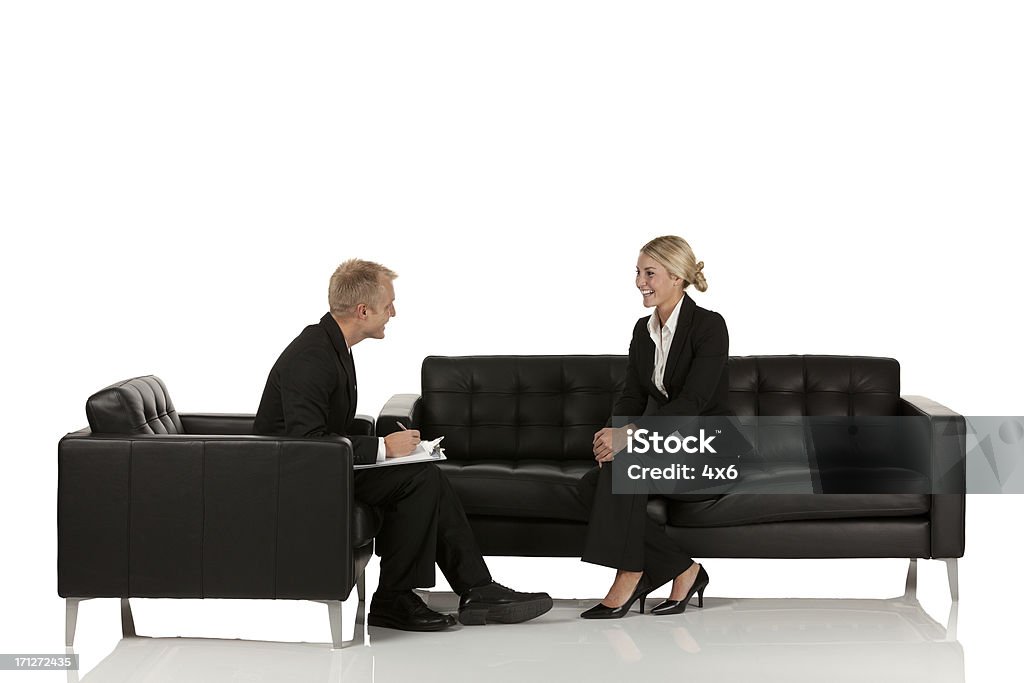 Des hommes d'affaires parler les uns les autres - Photo de Canapé libre de droits