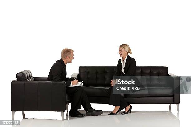 Biznesmenów Rozmawiać Ze Sobą - zdjęcia stockowe i więcej obrazów Sofa - Sofa, Narada biznesowa, Białe tło