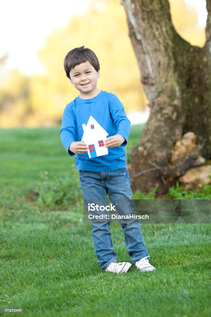 Ragazzino con casa in miniatura - Foto stock royalty-free di 4-5 anni