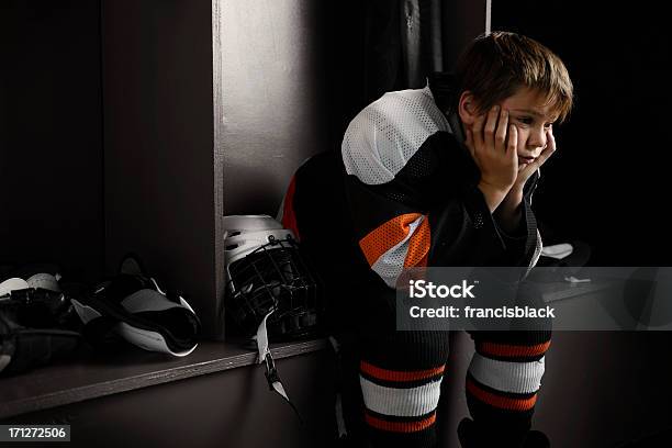 Youth Hockeyspieler Sitzen Im Ankleideraum Stockfoto und mehr Bilder von Kind - Kind, Sport, Traurigkeit