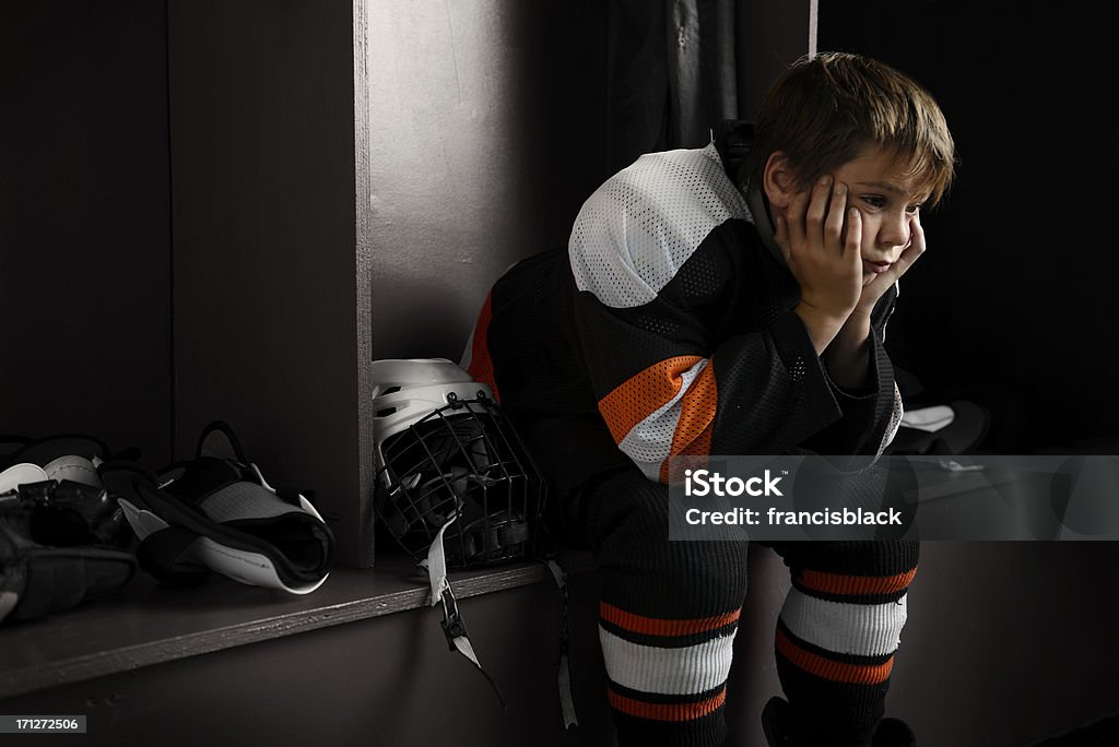 청소년 hockey player 앉아 분장실 - 로열티 프리 아이 스톡 사진