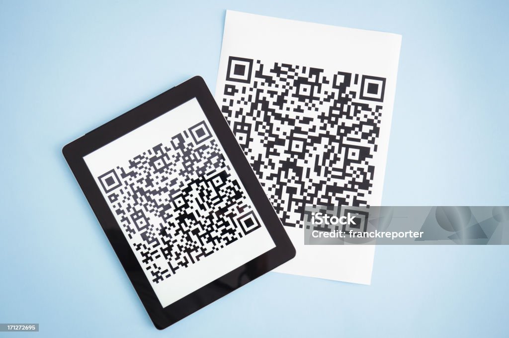 Digitale tablet mit qr-code auf blauem Hintergrund - Lizenzfrei Papier Stock-Foto