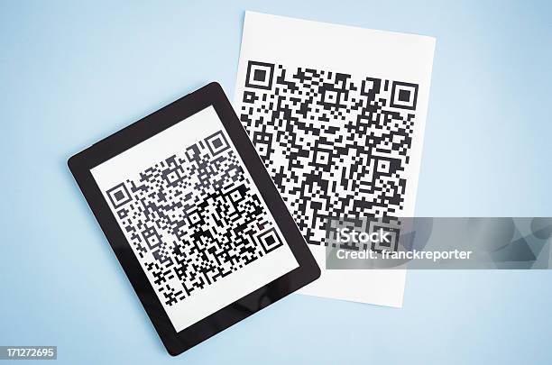 Digitale Tablet Mit Qrcode Auf Blauem Hintergrund Stockfoto und mehr Bilder von Papier - Papier, QR-Code, Ansicht aus erhöhter Perspektive