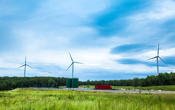 marcellus gaz z łupków wells i wiatr mills - natural gas shale gas marcus claudius marcellus zdjęcia i obrazy z banku zdjęć