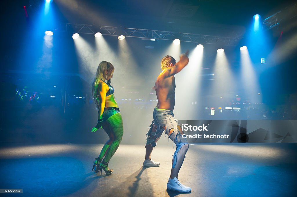 Jeune danse sur scène des artistes - Photo de Danseuse de cabaret libre de droits