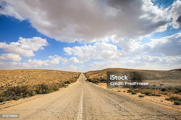 Old Road En El Desierto Foto de stock y más banco de imágenes de Aire libre - Aire libre, Ajardinado, Altiplanicie