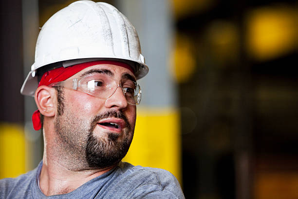 trabalhador manual usando capacete e óculos de segurança - sc0555 imagens e fotografias de stock