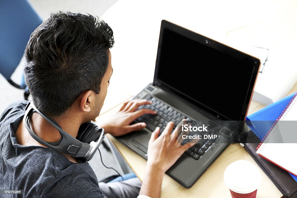 Indio joven estudiante usando computadora portátil - Foto de stock de Hindú libre de derechos
