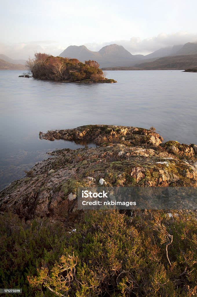 Вертикальные шотландский Лох-на Highlands в сумерках - Стоковые фото High Country роялти-фри