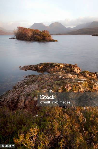 Вертикальные Шотландский Лохна Highlands В Сумерках — стоковые фотографии и другие картинки High Country