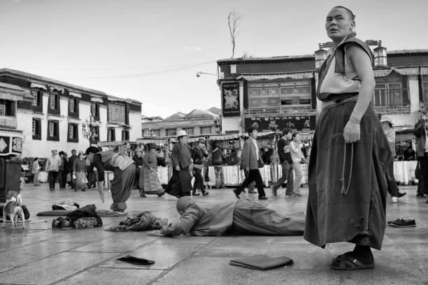 チベットの僧 - monk tibet buddhism china ストックフォトと画像
