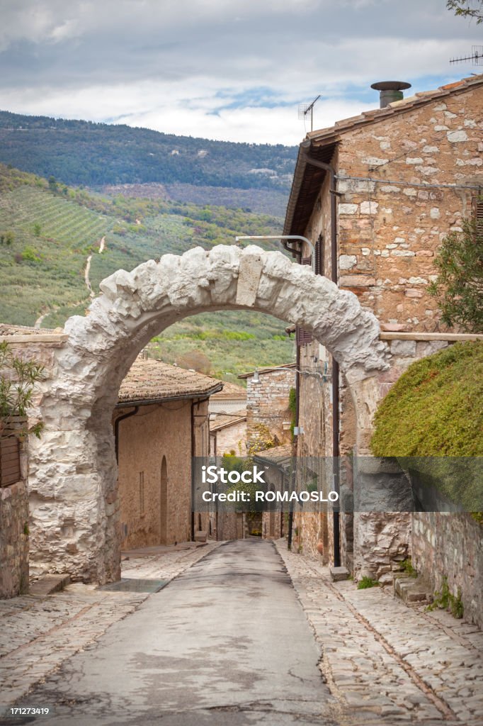 Roman arch en Spello, Umbria Italia - Foto de stock de Aldea libre de derechos