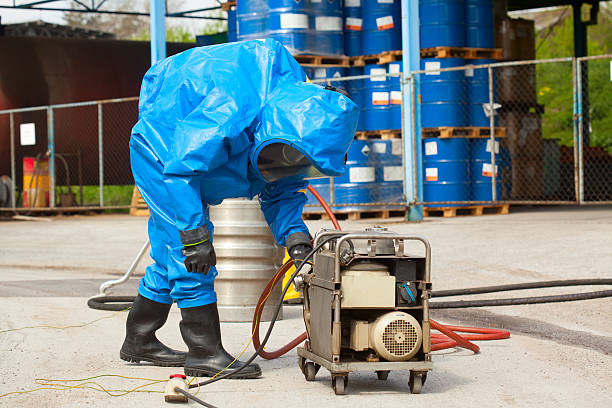 materiale pericoloso - radiation protection suit clean suit toxic waste biochemical warfare foto e immagini stock