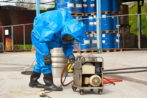 matper - radiation protection suit clean suit toxic waste biochemical warfare - fotografias e filmes do acervo