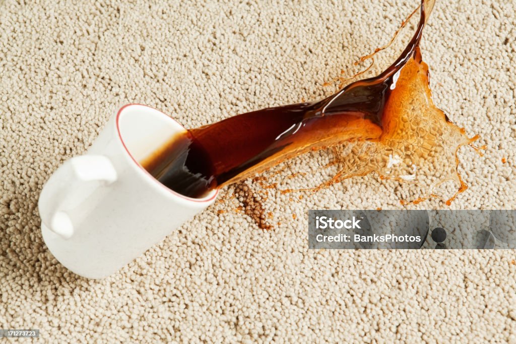 Derramar de una taza de café en la alfombra - Foto de stock de Café - Bebida libre de derechos