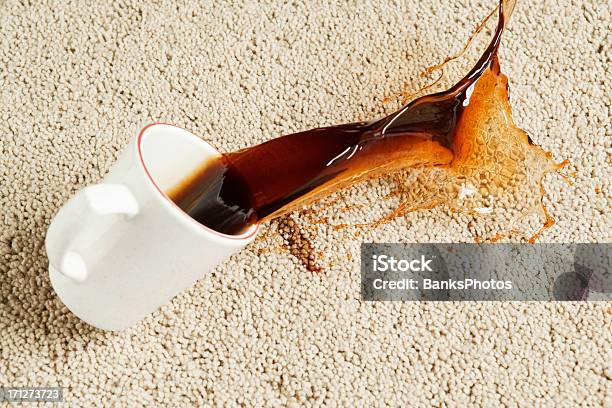 Derramar De Una Taza De Café En La Alfombra Foto de stock y más banco de imágenes de Café - Bebida - Café - Bebida, Café - Cultivo, Derramar - Actividad