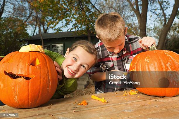 Glücklich Begeistert Kinder Schnitzen Halloween Kürbisschnitzen Im Freien Im Herbst Stockfoto und mehr Bilder von Kind vor der Pubertät