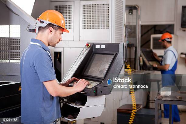 Foto de Jovem Engenheiro e mais fotos de stock de Machinery - Machinery, Operar, Computador