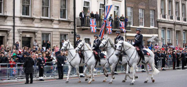 конный полицейский на параде на queen's алмазный юбилей процессия - queen jubilee crowd london england стоковые фото и изображения