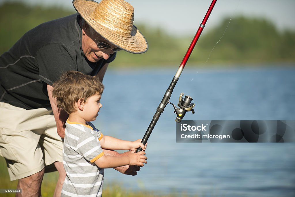 Pesca con grandpa - Foto de stock de Abuelo libre de derechos