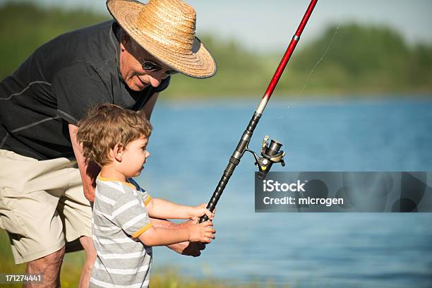 Photo libre de droit de Pêche Avec Grandpa banque d'images et plus d'images libres de droit de Grand-père - Grand-père, Pêche - Activité de plein air, 2-3 ans