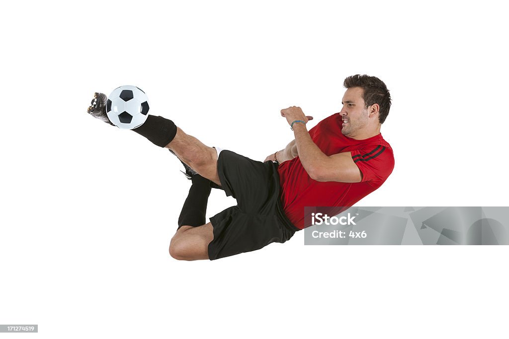 Esportista chutar uma bola de futebol - Foto de stock de Jogador de Futebol royalty-free