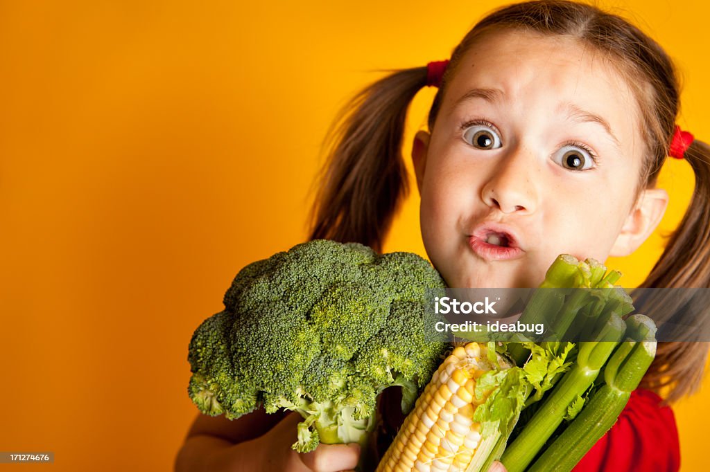 Young Girl Holding brécol, maíz y verde apio, con espacio de copia - Foto de stock de Brécol libre de derechos